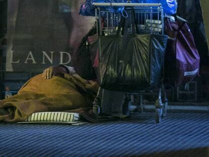 Una persona sin techo duerme en una calle del distrio de L&#039;Eixample.