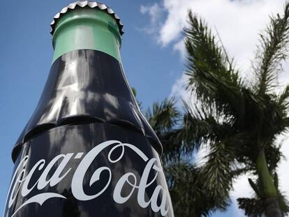 Ampolla gegant de Coca-cola en un centre de distribució.