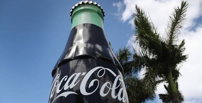 Botella gigante de Coca-Cola en un centro de distribución
