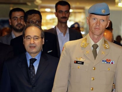 El viceministro de Exteriores sirio, Faisal al Miqdad (Izq.) camina junto al jefe de la misión de observadores de la ONU, el general Robert Mood, hoy en Damasco, después de celebrar una reunión.