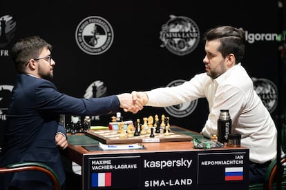 Ian Niepómniachi estrecha la mano de Maxime Vachier-Lagrave tras rendirse en su partida de este miércoles en Yekaterimburgo