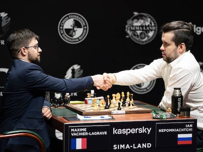 Ian Niepómniachi estrecha la mano de Maxime Vachier-Lagrave tras rendirse en su partida de este miércoles en Yekaterimburgo