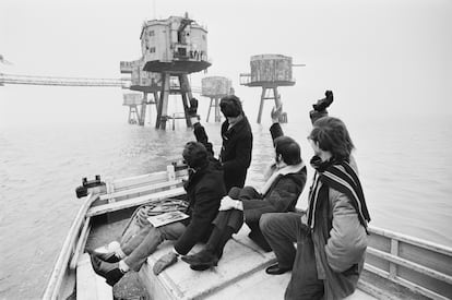 Eric Martin, Alan Clarke, Leslie Dunne y Paul Kramer abandonan la estación de radio pirata, Radio City, que tenía su base en Shivering Sands Army Fort, cerca del estuario del Támesis, en febrero de 1967. 