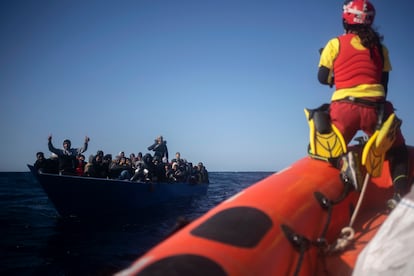 Un grupo de migrantes pide ayuda a una embarcación de Open Arms en el mar Mediterráneo.