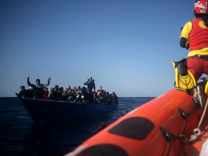 Migrantes asistidos por el 'Open Arms' en el mar Mediterráneo, al norte de Libia, este  pasado sábado.