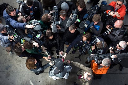 Un grupo de periodistas en una conferencia de prensa.