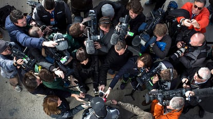 Un grupo de periodistas en una conferencia de prensa.