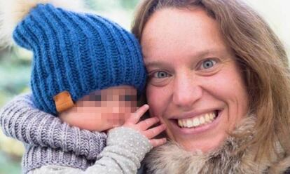 Valérie Théorê y su bebé Adele Rose.
