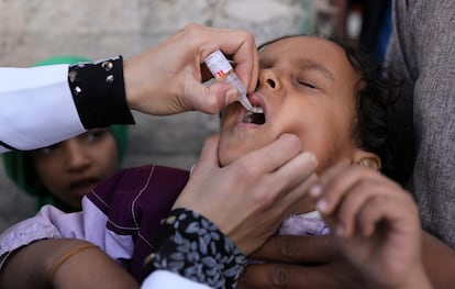 Administran a un niño la vacuna contra el polio durante una campaña en Sanaa (Yemen), el 25 de diciembre del 2019.