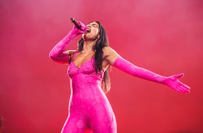 Dua Lipa durante un concierto en Madrid el 3 de junio de 2022.