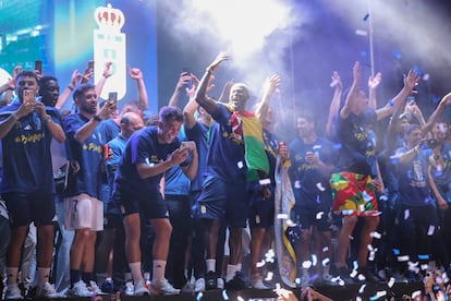 Los jugadores del Real Oviedo celebran esta noche con los aficionados el ascenso a Primera División.
