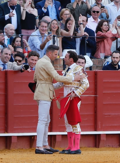 El futbolista Joaquín recibe el brindis de Antonio Ferrera en el ruedo de La Maestranza.