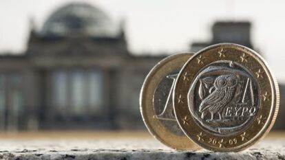 Dos monedas de euro, una de ellas acu&ntilde;ada en Grecia, fotografiadas delante del Bundestag en Berl&iacute;n (Alemania)
