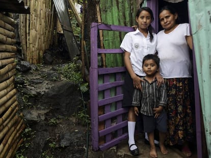 Carolina Silva G&oacute;mez, su madre Jes&uacute;s y su sobrino Efra&iacute;n viven en La Libertad, El Salvador