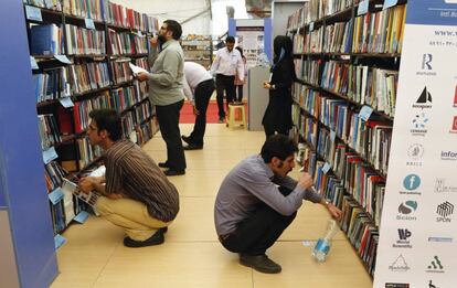 Compradores en la Feria del Libro de Teherán (Irán)