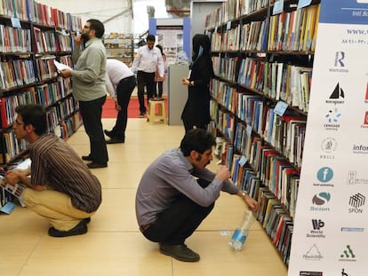 Compradores en la Feria del Libro de Teherán (Irán)