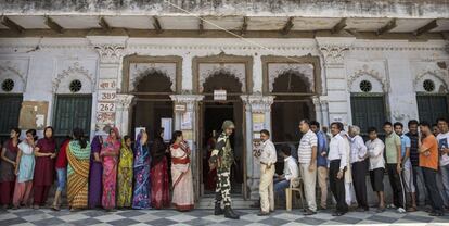 Colas en la entrada de un colegio electoral en Varanasi durante la última ronda de las elecciones.
