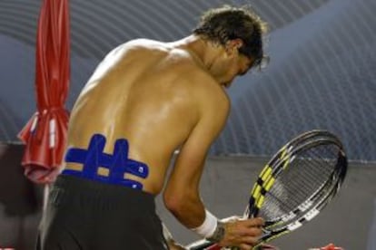 Nadal, con las tiras en la espalda.