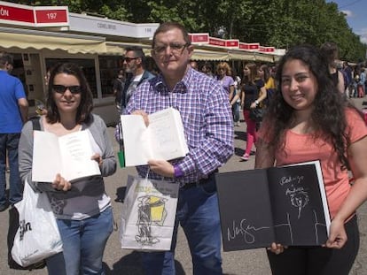 De izquierda a derecha, Estíbaliz Hurtado, Amadeo Fournier y Andrea Brigneti con sus libros firmados en la feria del libro.