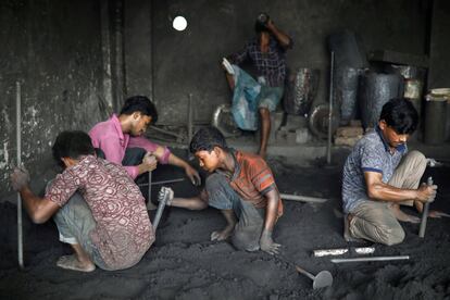 Algunos niños trabajan en un astillero en Dhaka, Bangladesh.