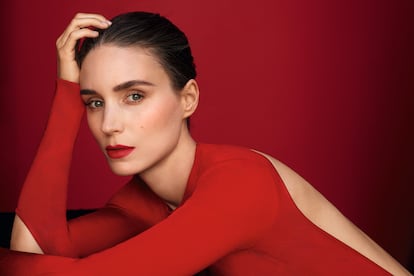 La actriz Rooney Mara lleva suéter rojo con aberturas de GIVENCHY.