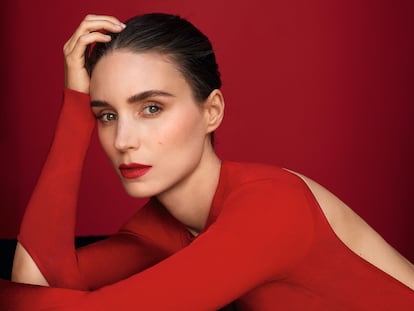 La actriz Rooney Mara lleva suéter rojo con aberturas de GIVENCHY.