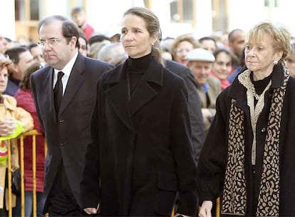 La infanta Elena, en el centro; María Teresa Fernández de la Vega y Juan Vicente Herrera.