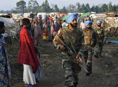 Un grupo de soldados de Naciones Unidas (cascos azules) vigilan un campamento de refugiados en Kiwanya, en el este de la República Democrática del Congo