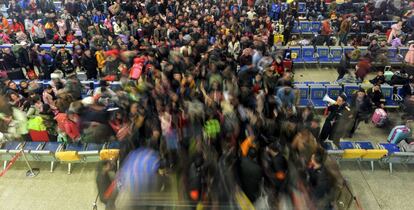 Pasajeros se dirigen a los andenes para coger su tren en la estación Hankou en Wuhan.