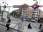 MADRID, 20/09/2020.- Una vecina de Carabanchel accede a un acceso al Metro este domingo. Desde esta noche a las 0 horas entran en vigor las medidas restrictivas de movimientos en barrios del sur de Madrid como Vallecas, Carabanchel o Usera ante el avance del Covid 19. EFE/David Fernández