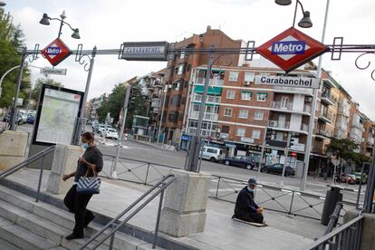The entrance to the Metro station in Carabanchel, which has been placed under a selective lockdown.