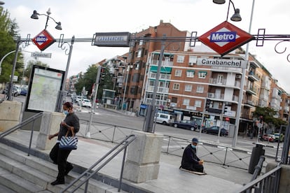 The entrance to the Metro station in Carabanchel, which has been placed under a selective lockdown.