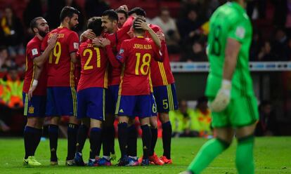 Los jugadores de España celebran el gol de Vitolo.