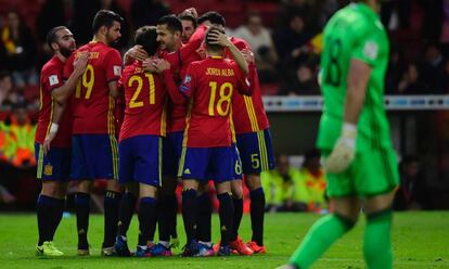 Los jugadores de Espa&ntilde;a celebran el gol de Vitolo.