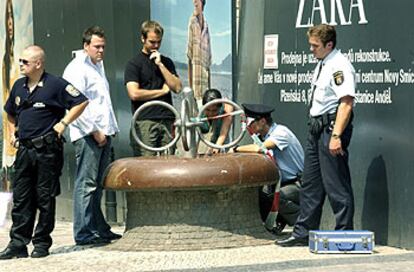 Agentes de la policía interrogan a testigos presenciales en el lugar de la explosión, en Praga.