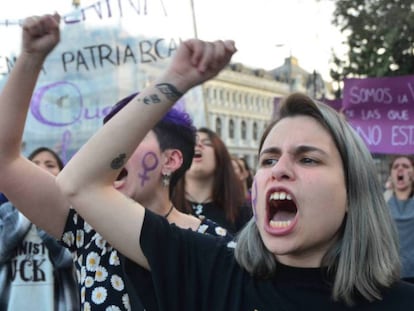 Una mujer protesta contra la sentencia del 'caso La Manada', en Madrid el pasado 4 de abril. 