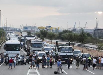 Los trabajadores de Nissan bloquean la Ronda Litoral para protestar contra los despidos, ayer.