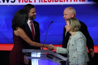 Desde la izquierda, J. D. Vance y su esposa, Usha Chilukuri, y Tim Y Gwen Walz, al final del debate.