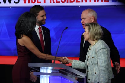 Desde la izquierda,  J. D. Vance y su esposa, Usha Chilukuri, y Tim Y Gwen Walz, al final del debate.