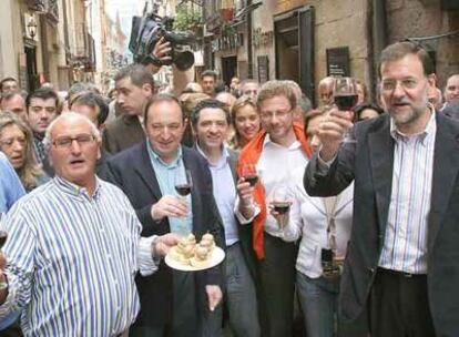 El líder del PP, Mariano Rajoy, con el presidente de La Rioja, Pedro Sanz (primero a la izquierda), ayer en Logroño.