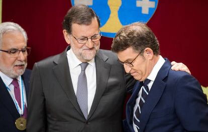 Rajoy y Feijóo, durante la toma de posesión de este último en 2016.