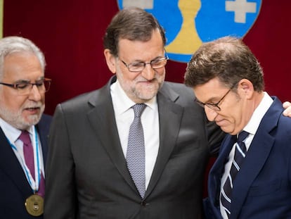 Rajoy y Feijóo, durante la toma de posesión de este último en 2016.