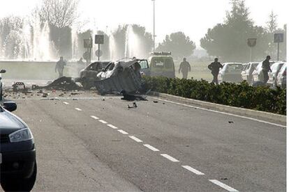 El coche bomba, instantes después de hacer explosión en la avenida de la Ribera del Sena, en el Campo de las Naciones.