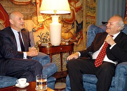 Miguel Ángel Moratinos (derecha) conversa con el comisario europeo de Comercio, Pascal Lamy, ayer en Madrid.