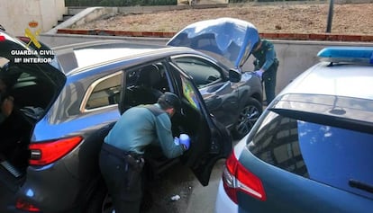 Agentes registran el coche de los ladrones.