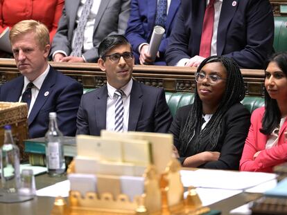 El primer ministro británico, Rishi Sunak (segundo por la izquierda), junto a ministra de Comercio, Kemi Badenoch, y la del Interior, Suella Braverman, durante la sesión de control al Gobierno, este miércoles en el Parlamento en Londres.