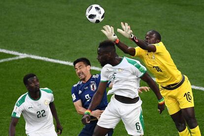 El meta Khadim N'Diaye no llega a despejar la pelota en la acción que generó el segundo gol japonés.