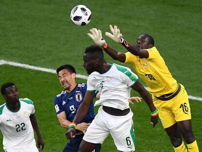 El meta Khadim N'Diaye no llega a despejar la pelota en la acción que generó el segundo gol japonés.