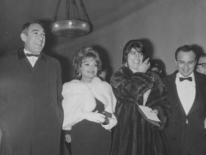 Anthony Quinn, Lila Kedrova e Irene Papas, con el director Michael Cacoyannis, en el estreno de 'Zorba, el griego' en París, en 1965. 