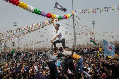 La gente baila y canta mientras celebra las fiestas de Nowruz en Diyarbakir, Turquía. El Nowruz marca el Año Nuevo persa, así como el equinoccio de primavera, y es celebrado por diversas comunidades de Asia occidental y central. Un alto fiscal turco presentó el miércoles un caso ante el Tribunal Constitucional exigiendo el cierre del Partido Democrático de los Pueblos (HDP) pro-kurdo, en la culminación de una campaña de años contra el tercer partido más grande del Parlamento turco.